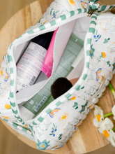 Charger l'image dans la galerie, La trousse de toilette agneaux – Matelassée & Imperméable