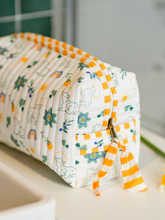 Charger l'image dans la galerie, La trousse de toilette agneaux – Matelassée & Imperméable