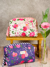 Charger l'image dans la galerie, Trousse de toilette Vivre d'amour écru - matelassée et imperméable