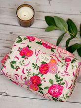 Charger l'image dans la galerie, Trousse de toilette Vivre d'amour écru - matelassée et imperméable