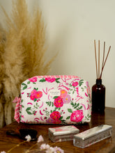 Charger l'image dans la galerie, Trousse de toilette Vivre d'amour écru - matelassée et imperméable