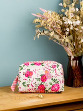 Charger l'image dans la galerie, Trousse de toilette Vivre d'amour écru - matelassée et imperméable