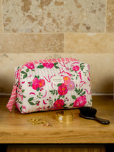 Charger l'image dans la galerie, Trousse de toilette Vivre d'amour écru - matelassée et imperméable