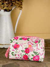 Charger l'image dans la galerie, Trousse de toilette Vivre d'amour écru - matelassée et imperméable