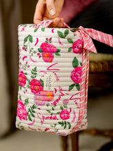 Charger l'image dans la galerie, Trousse de toilette Vivre d'amour écru - matelassée et imperméable