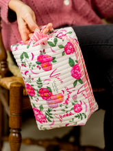 Charger l'image dans la galerie, Trousse de toilette Vivre d'amour écru - matelassée et imperméable