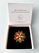 Charger l'image dans la galerie, Broche brodée Rose d'hiver
