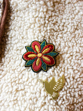 Charger l'image dans la galerie, Broche brodée Rose d'hiver