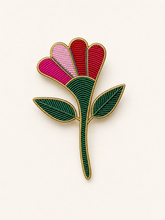 Charger l'image dans la galerie, Broche brodée Liseron – motif floral rose, bordeaux et vert sur fond crème