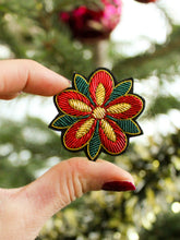Charger l'image dans la galerie, Broche brodée Rose d'hiver