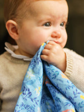 Charger l'image dans la galerie, Le petit lange imprimé Marie bleu ciel