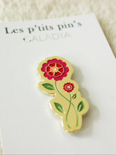 Charger l'image dans la galerie, Pin's Rose Effeuillée émaillée dorée