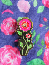 Charger l'image dans la galerie, Pin's Rose Effeuillée émaillée dorée