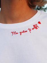 Charger l'image dans la galerie, Le T-shirt brodé Ma grâce te suffit en coton bio