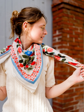 Charger l'image dans la galerie, Le grand foulard Liseron - frise bleue
