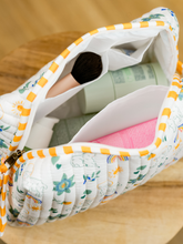 Charger l'image dans la galerie, La trousse de toilette agneaux – Matelassée &amp; Imperméable
