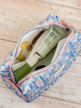 Charger l'image dans la galerie, La trousse de Toilette Marie – Matelassée &amp; Imperméable
