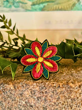 Charger l'image dans la galerie, Broche brodée Rose d'hiver
