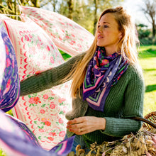 Charger l&#39;image dans la galerie, Grand Foulard Vivre d&#39;amour violet
