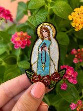 Charger l'image dans la galerie, Broche brodée Notre Dame de Lourdes
