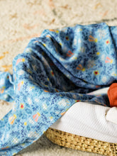 Charger l&#39;image dans la galerie, Le maxi lange imprimé Marie bleu ciel
