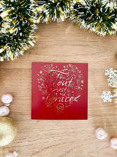 Charger l'image dans la galerie, Carte double "Tout est grâce" bordeaux et dorée
