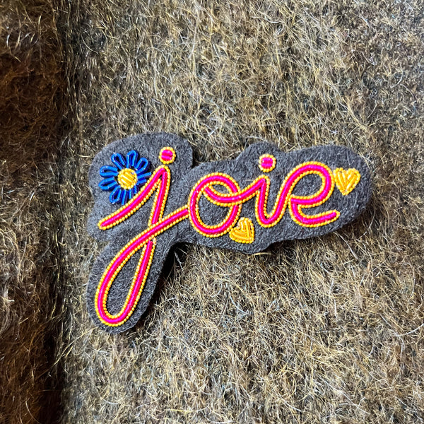 Broche brodée Joie