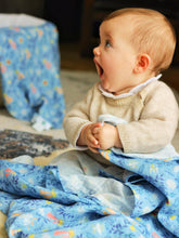 Charger l&#39;image dans la galerie, Le maxi lange imprimé Marie bleu ciel
