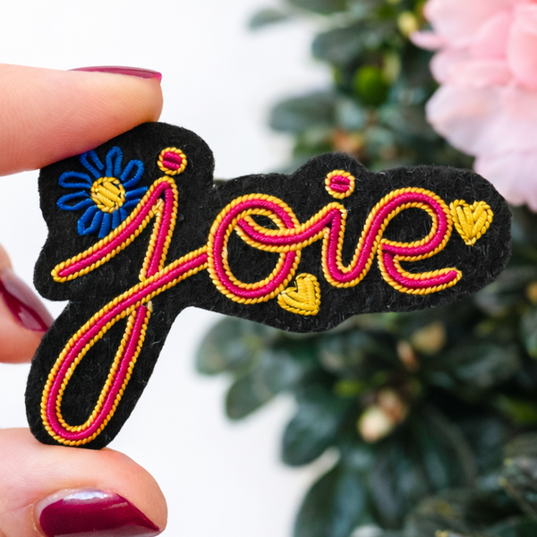Broche brodée Joie