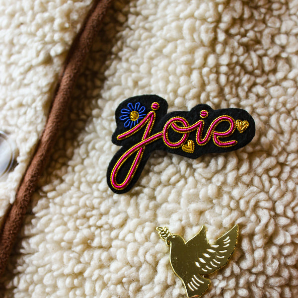Broche brodée Joie
