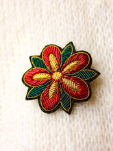 Charger l'image dans la galerie, Broche brodée Rose d'hiver
