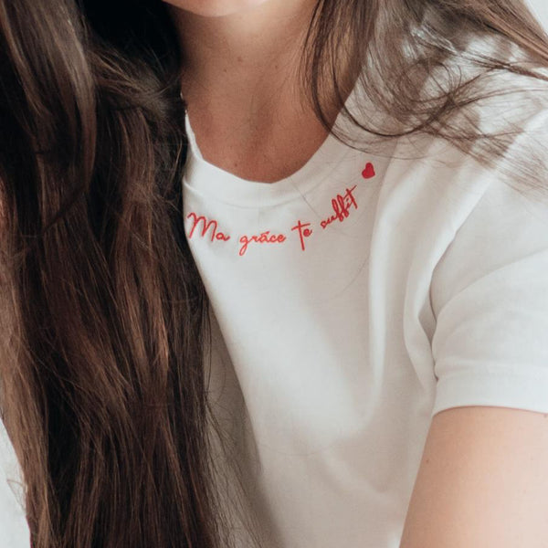 Le T-shirt brodé Ma grâce te suffit en coton bio