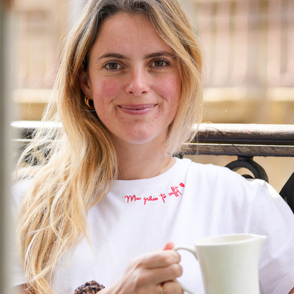 Le T-shirt brodé Ma grâce te suffit en coton bio