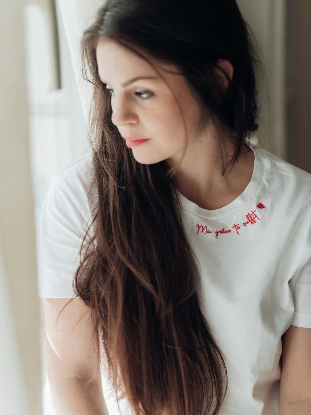 Le T-shirt brodé Ma grâce te suffit en coton bio