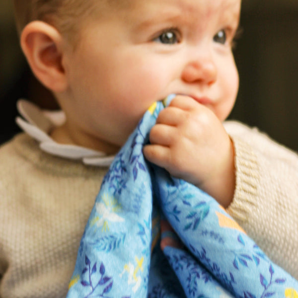 Le petit lange imprimé Marie bleu ciel