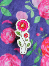 Charger l&#39;image dans la galerie, Pin&#39;s Rose Effeuillée émaillée vernis blanc
