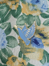Charger l'image dans la galerie, Pin's colombe bleue
