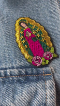 Charger et lire la vidéo dans la visionneuse de la Galerie, Broche brodée Notre Dame de Guadalupe
