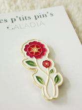 Charger l&#39;image dans la galerie, Pin&#39;s Rose Effeuillée émaillée vernis blanc

